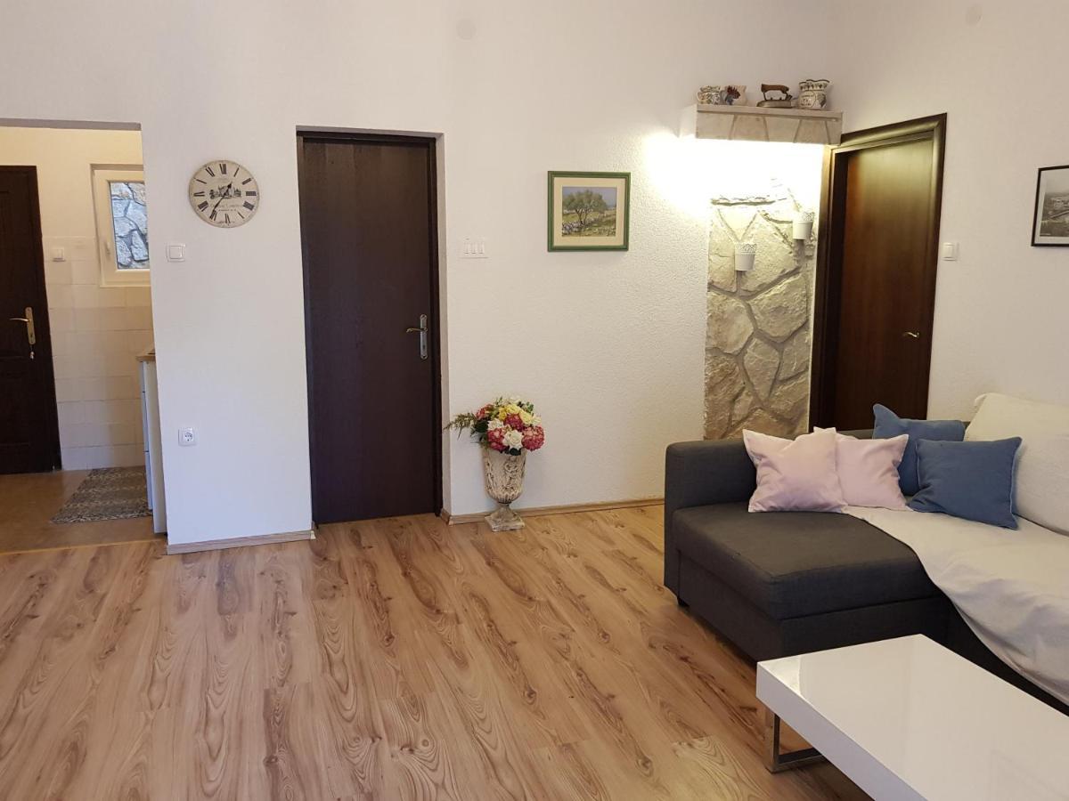 Apartmani Elena Malinska Ngoại thất bức ảnh
