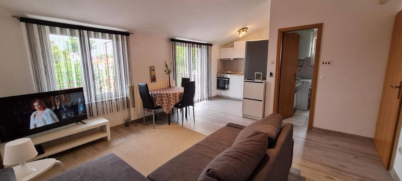 Apartmani Elena Malinska Ngoại thất bức ảnh